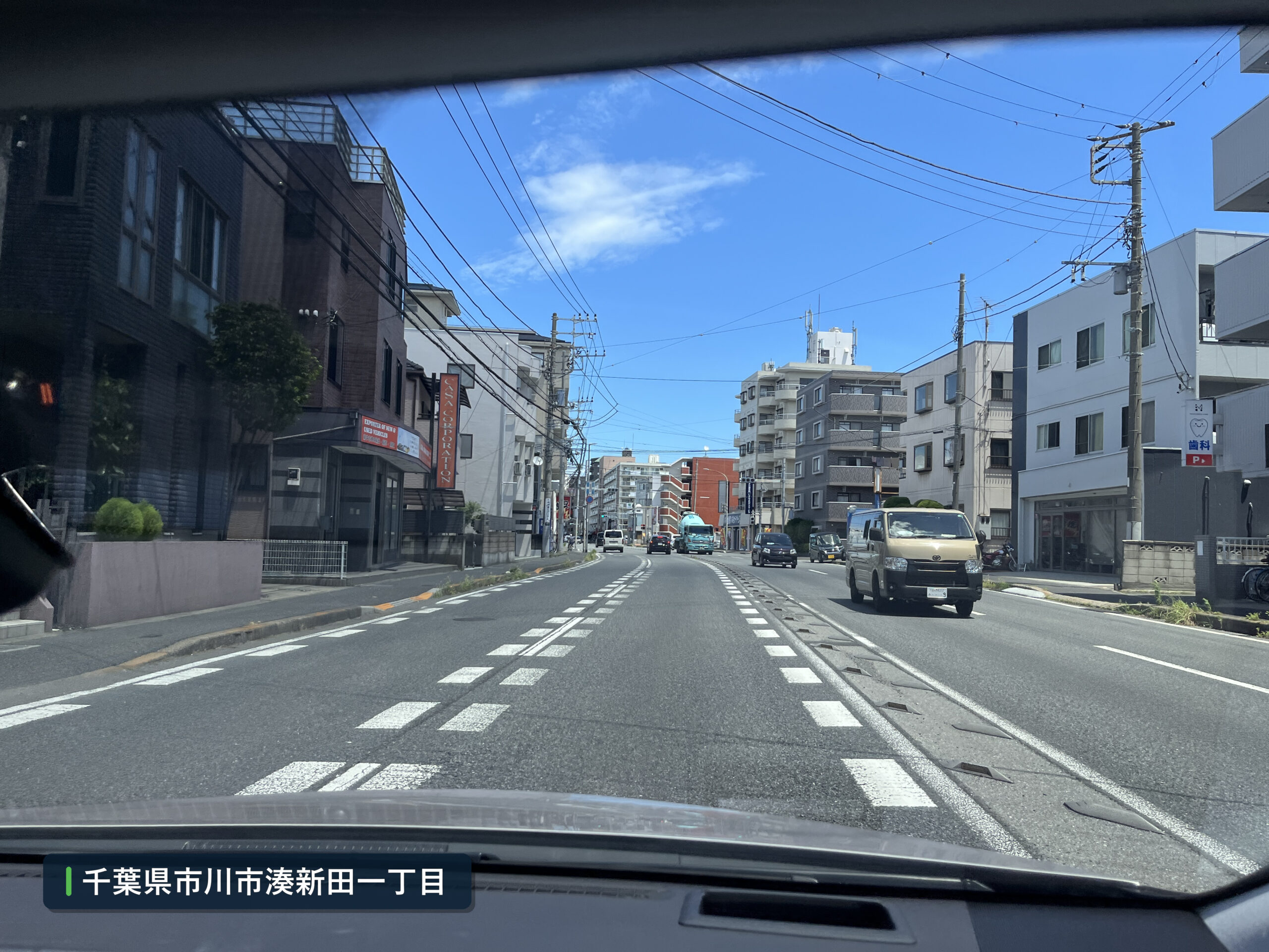 行徳バイパスで前方の車列と車線の流れを確認する運転席の景色