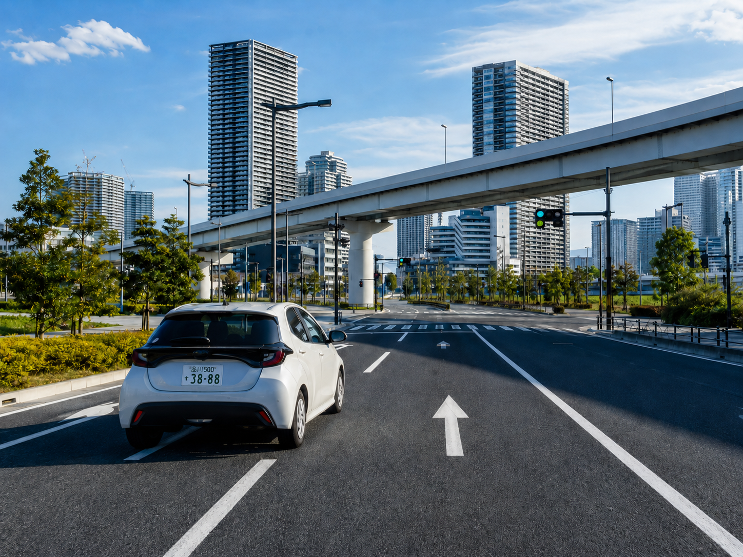 江東区の広い交差点を走行する品川ナンバーの教習車