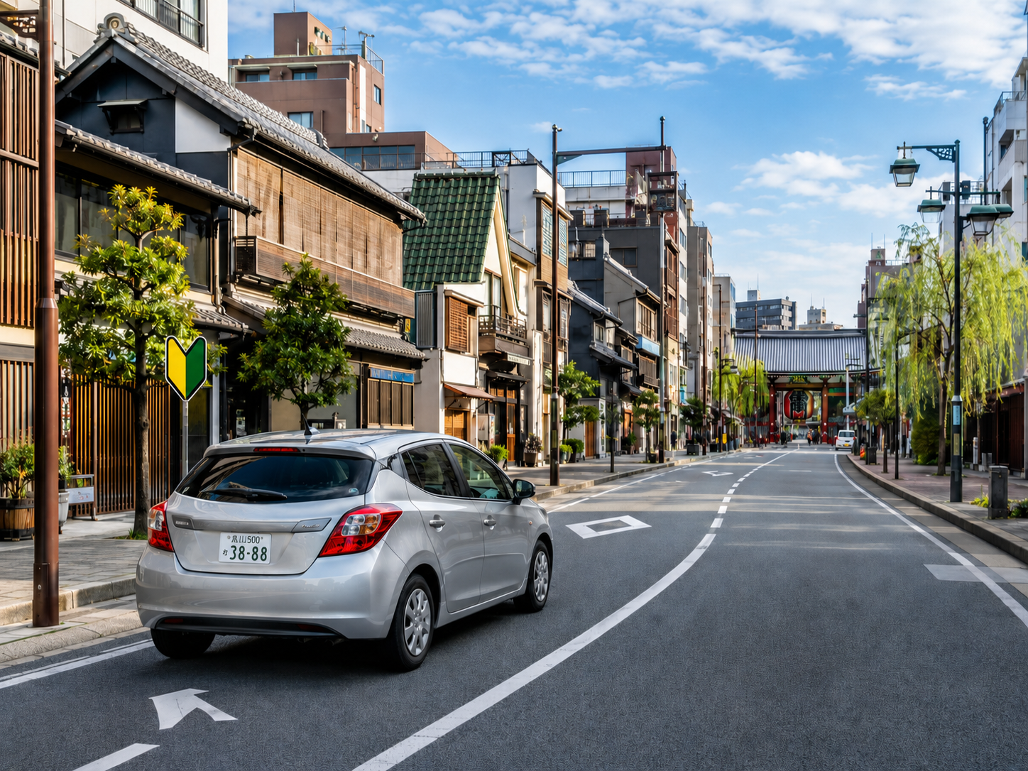 浅草周辺を走行する品川ナンバーの教習車