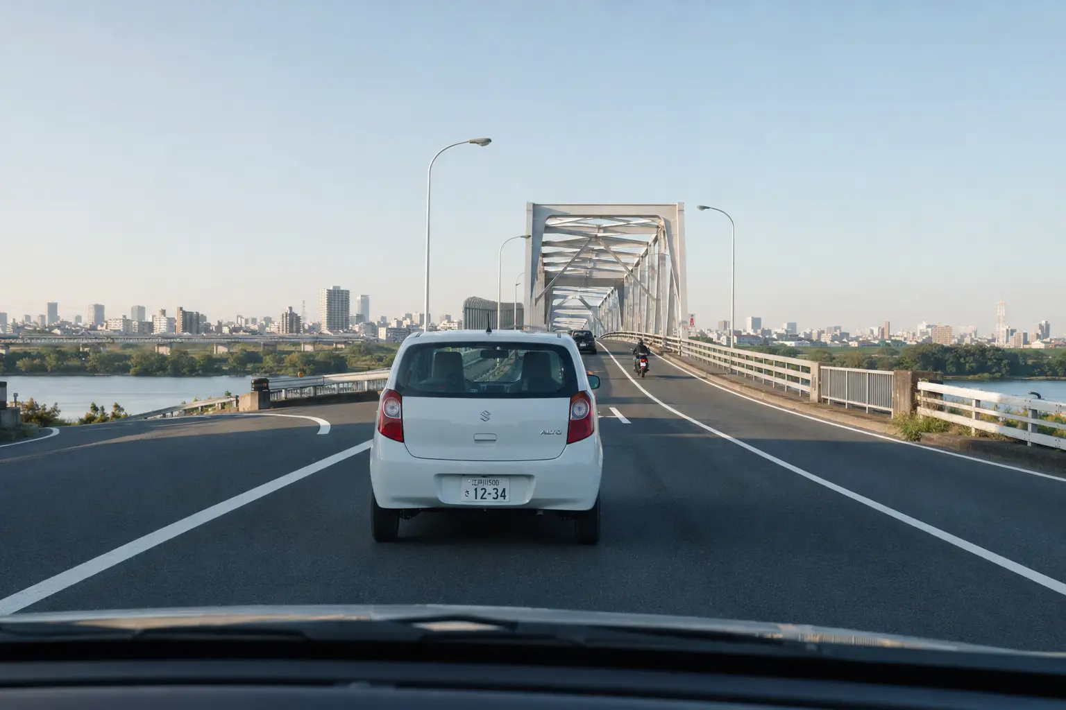 江戸川区から大きな川を渡る橋へ向かう道路を描いたイラスト