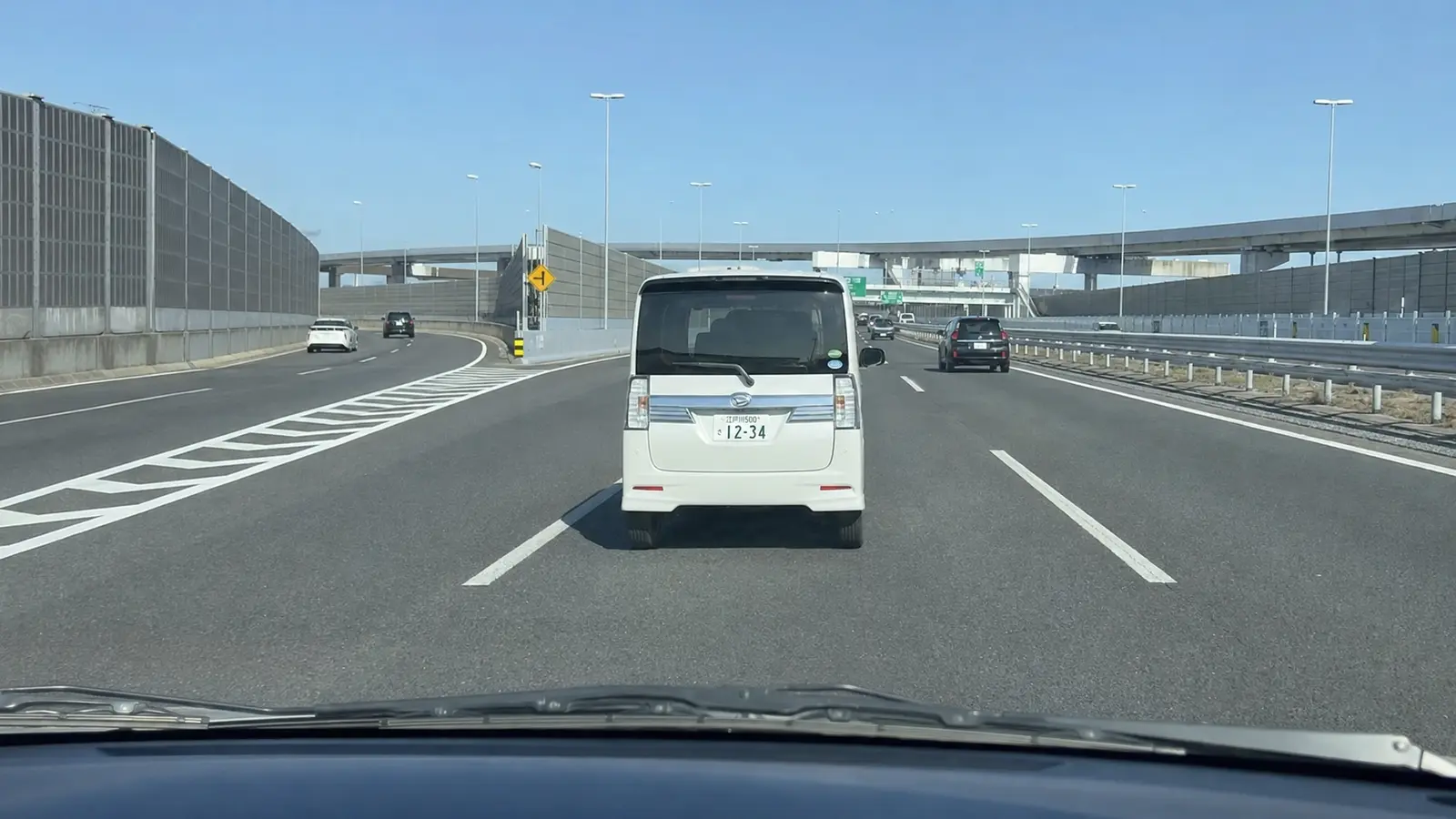 京葉道路の京葉JCTで外環道と千葉・成田方面が分岐する場面を描いたイラスト