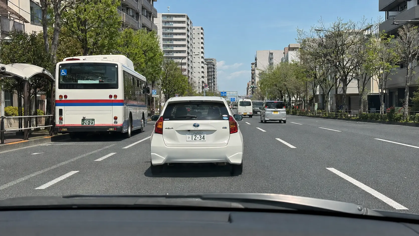 葛西・西葛西をイメージした広い道路と路線バスを描いたイラスト