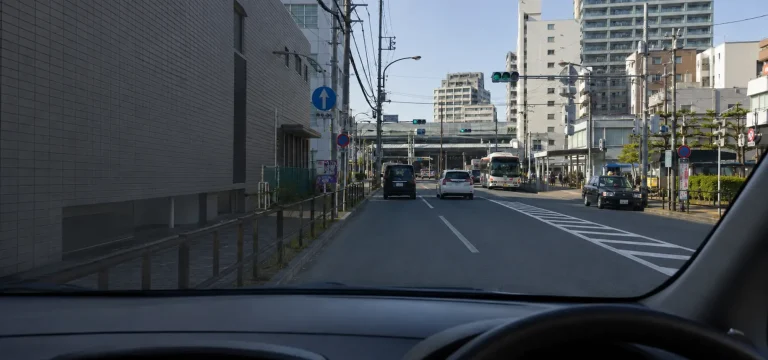 船橋市の道路を走るペーパードライバー講習のイメージ