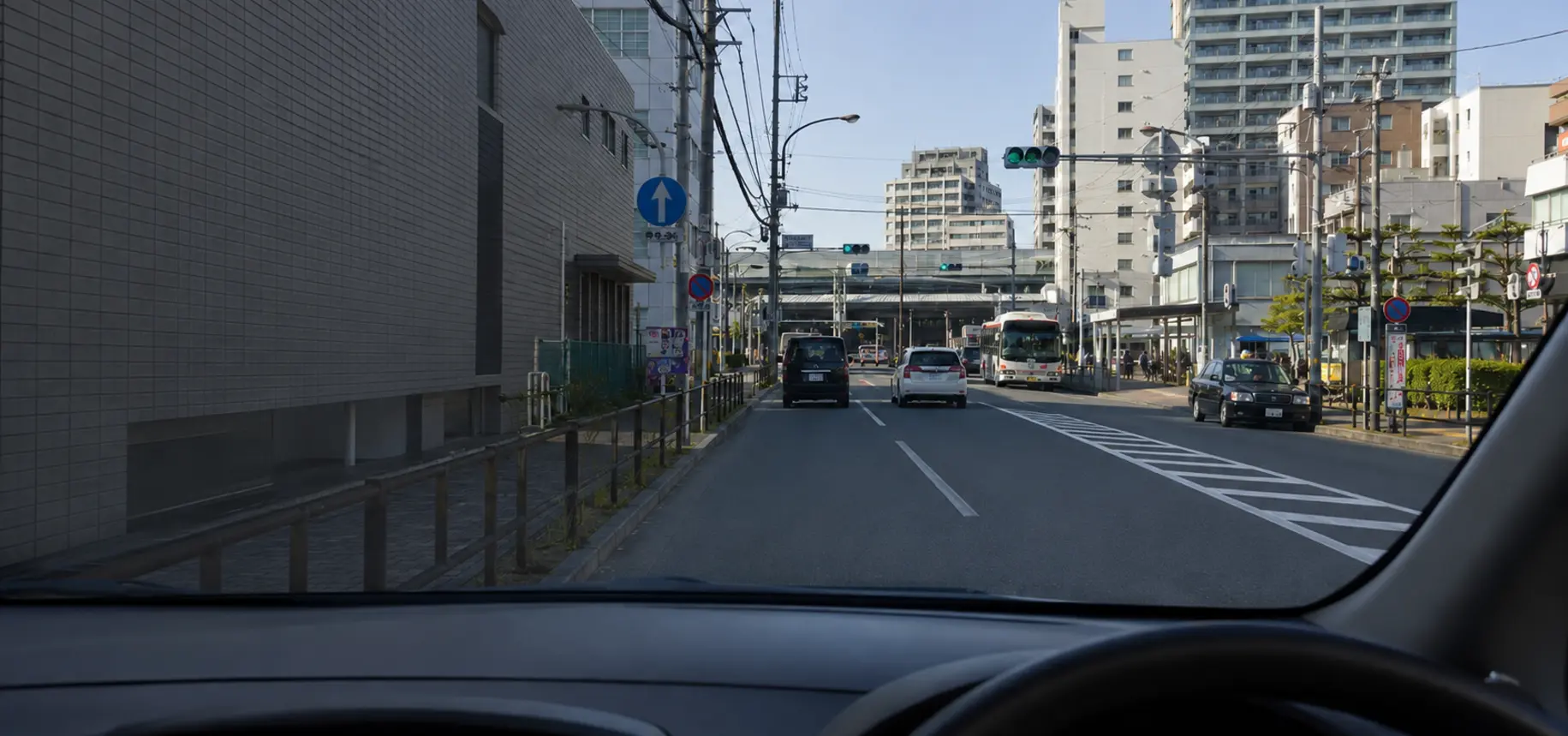 右ハンドル車の運転席から見た船橋市の駅周辺道路