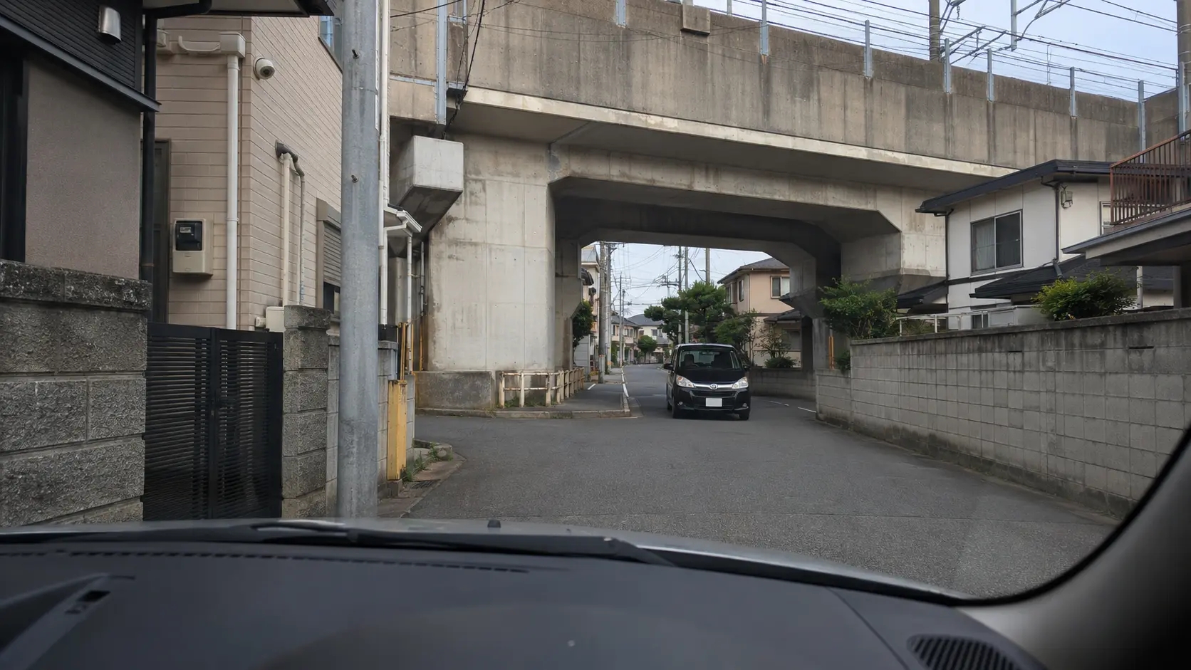 船橋法典・藤原周辺を想定した武蔵野線高架下の狭い住宅街で対向車を待つ運転席からの視点