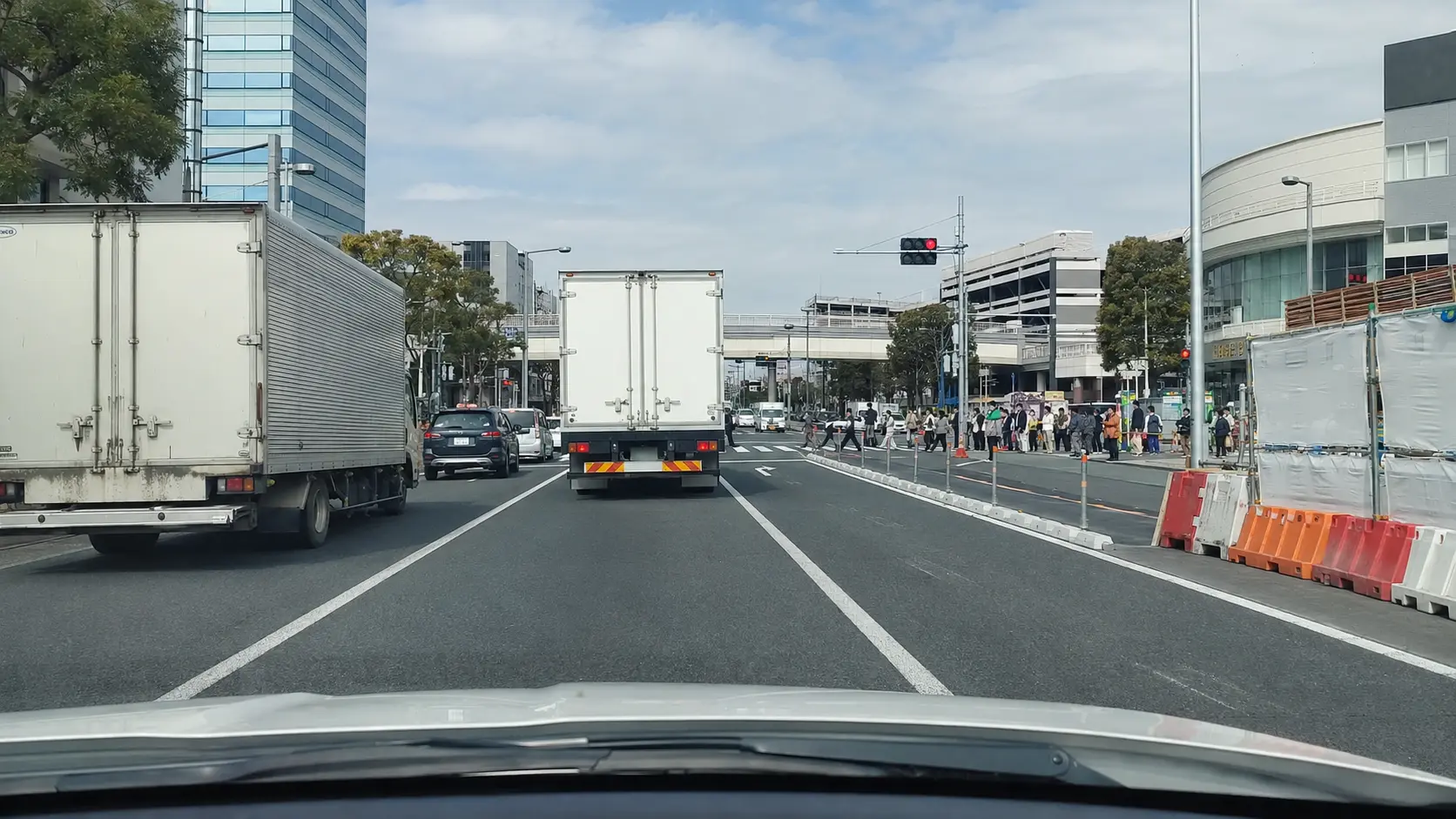 南船橋の商業施設周辺でトラックのいる複数車線道路から横断歩道へ近づく運転席の視点