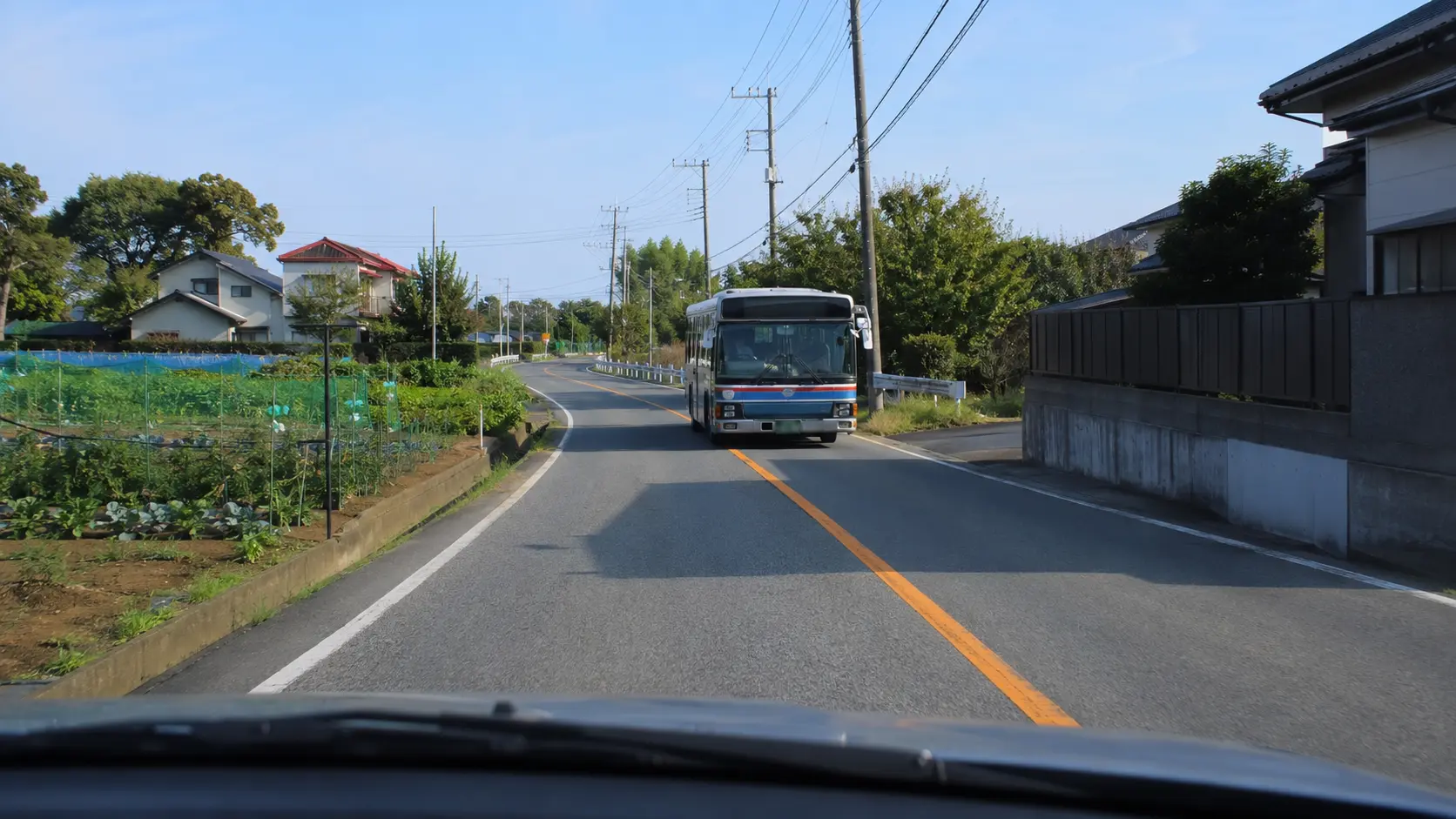 二和・三咲・アンデルセン公園周辺を想定した畑と住宅のある道路で路線バスとすれ違う運転席からの視点