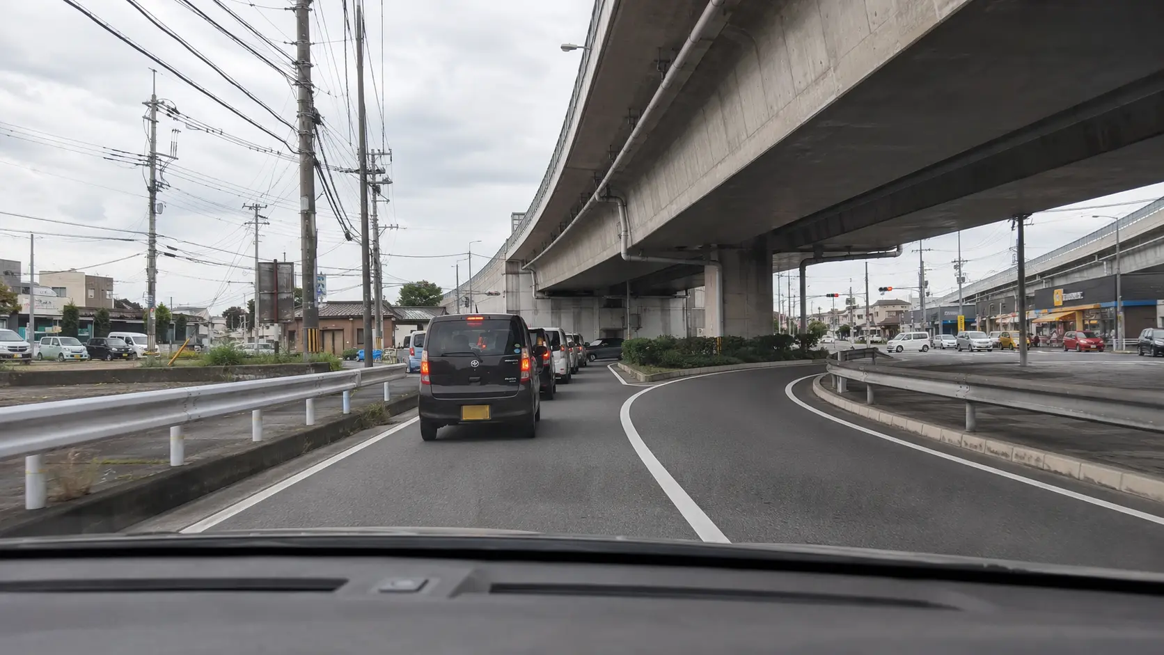 中野木交差点周辺を想定した陸橋横の側道とカーブを運転席から見た様子