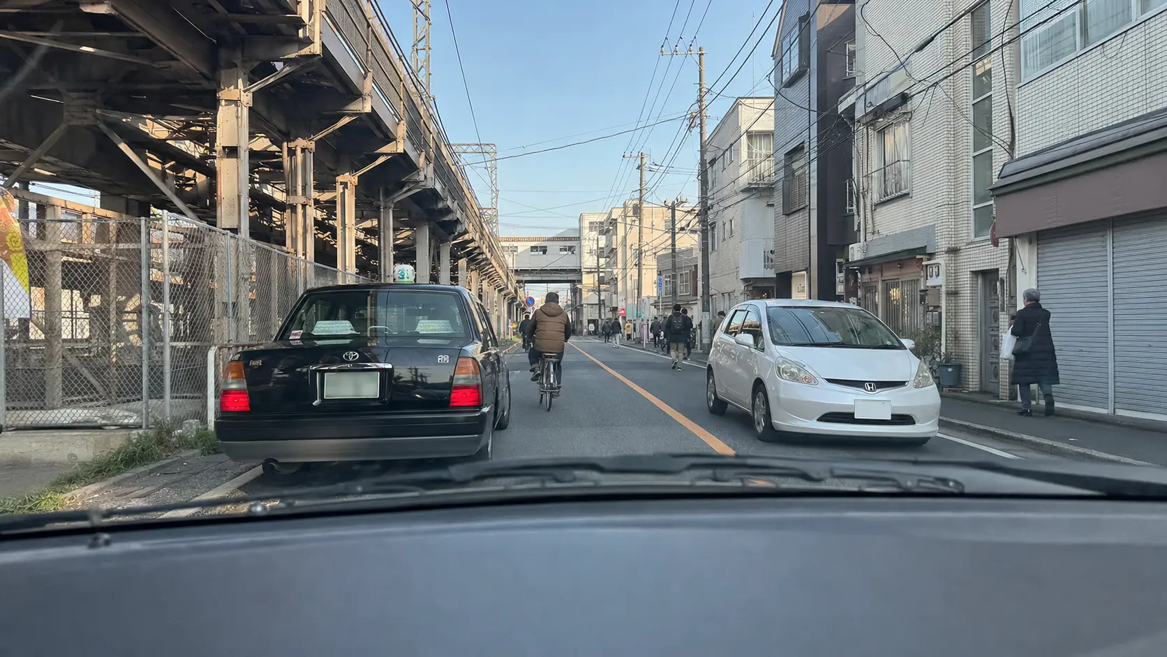 西船橋駅南側の線路沿いにある狭い道路を運転席から見た様子