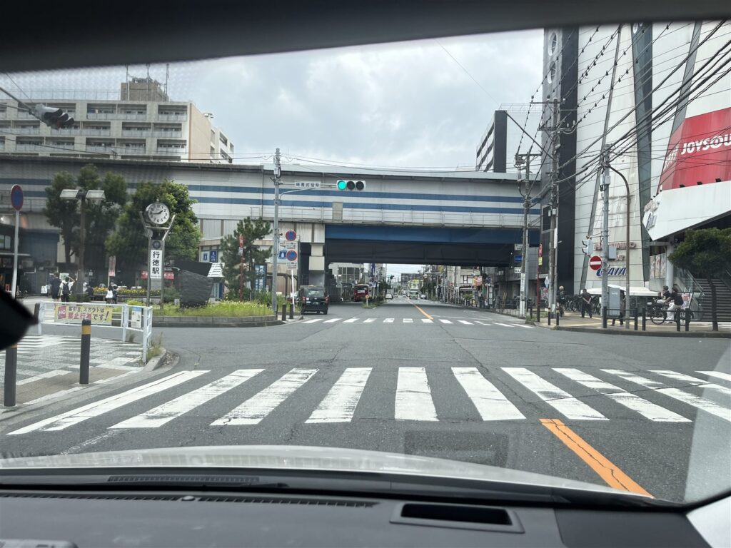 行徳駅前通りの信号と横断歩道を運転席から見た道路状況