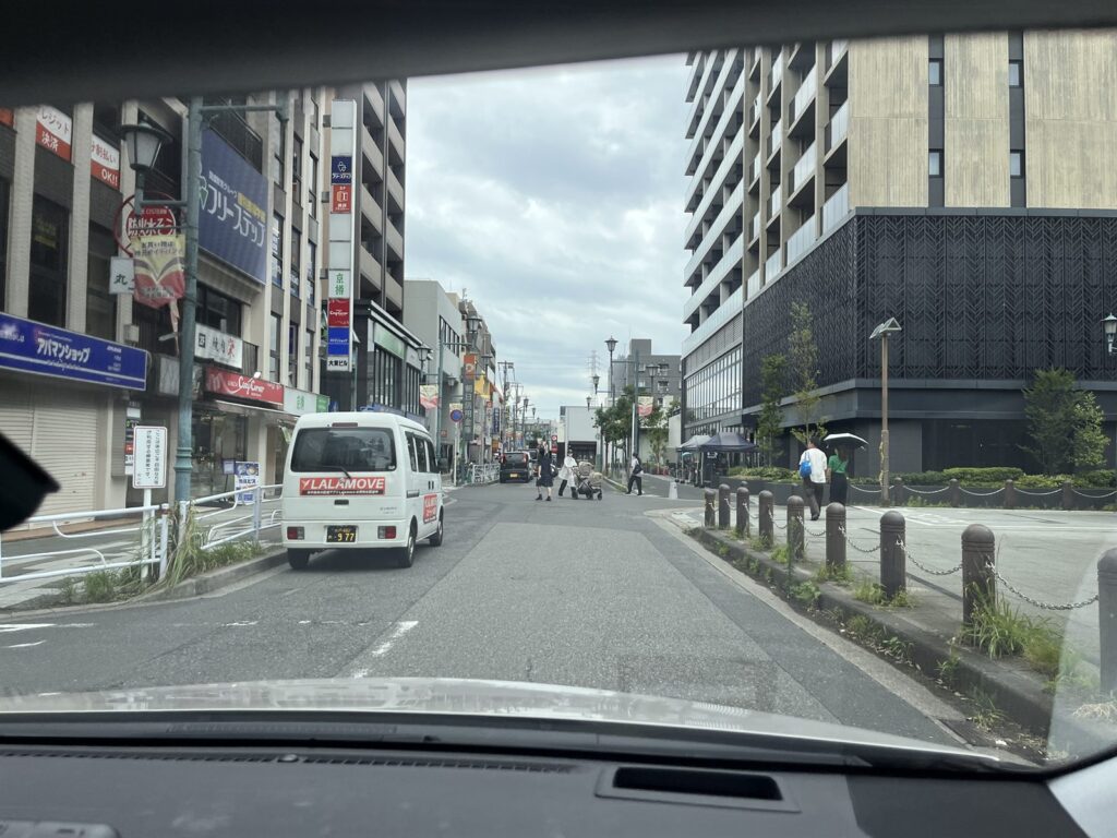行徳駅南口の歩行者・自転車・路上駐車が重なる道路