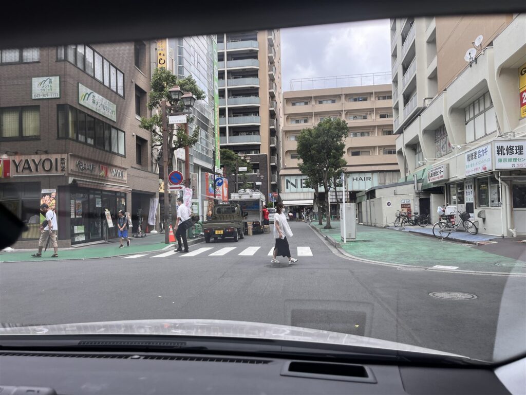 やよい軒前の横断歩道と左折車に注意する交差点