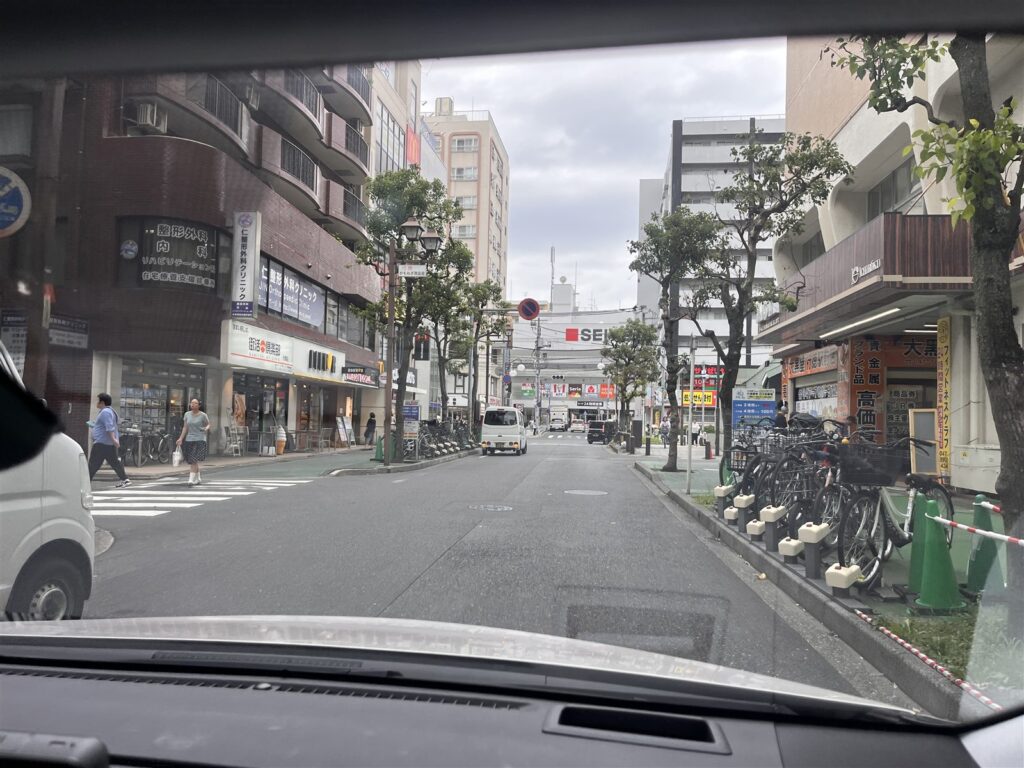 行徳駅北口の駐車車両とすり抜けバイクが多い道路