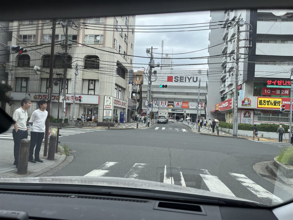 行徳駅前交差点の信号と横断歩道