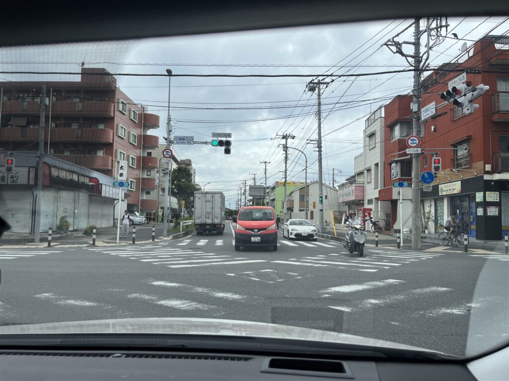 行徳駅入口スクランブル交差点の右折待ち場面