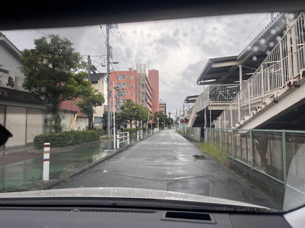 行徳駅前駐輪場前の自転車の出入りに注意する道路