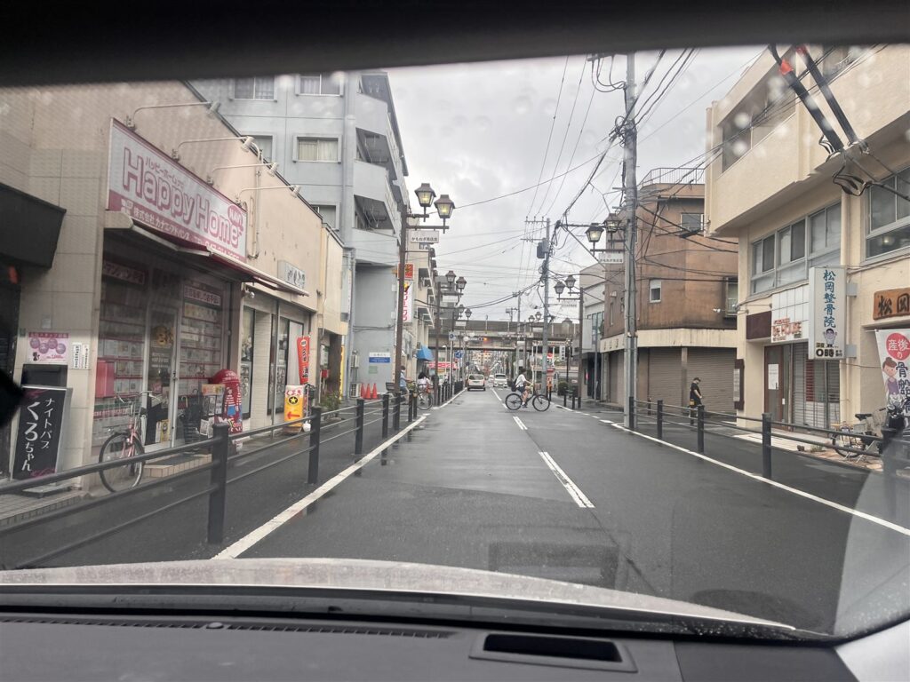 かもねぎ商店街で店舗前の飛び出しに注意する道路
