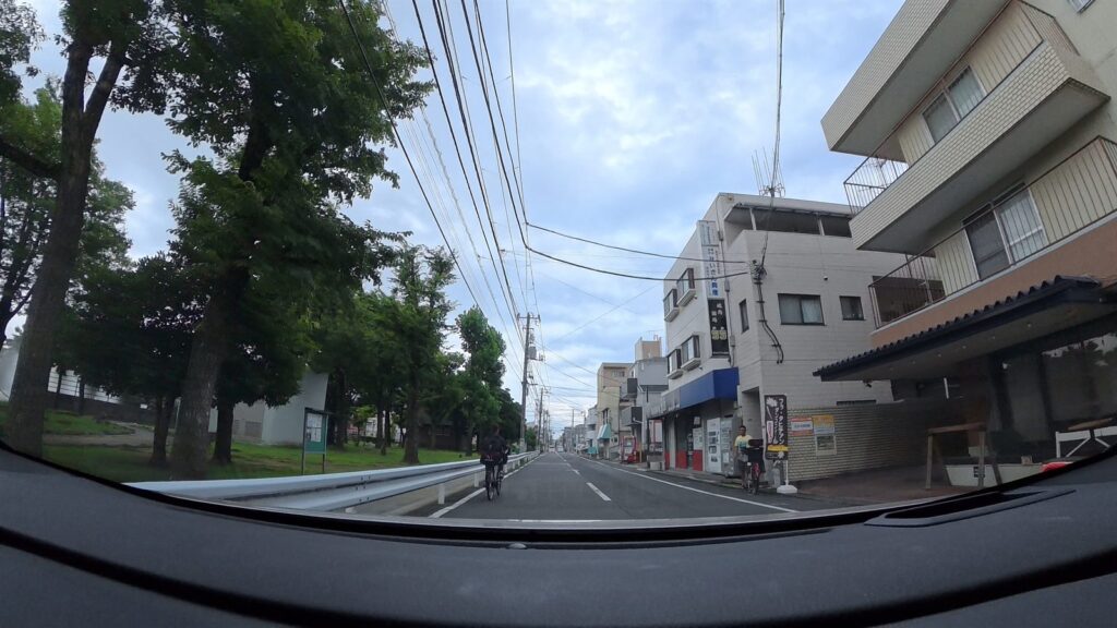 行徳駅前公園横の自転車と歩行者が近い道路