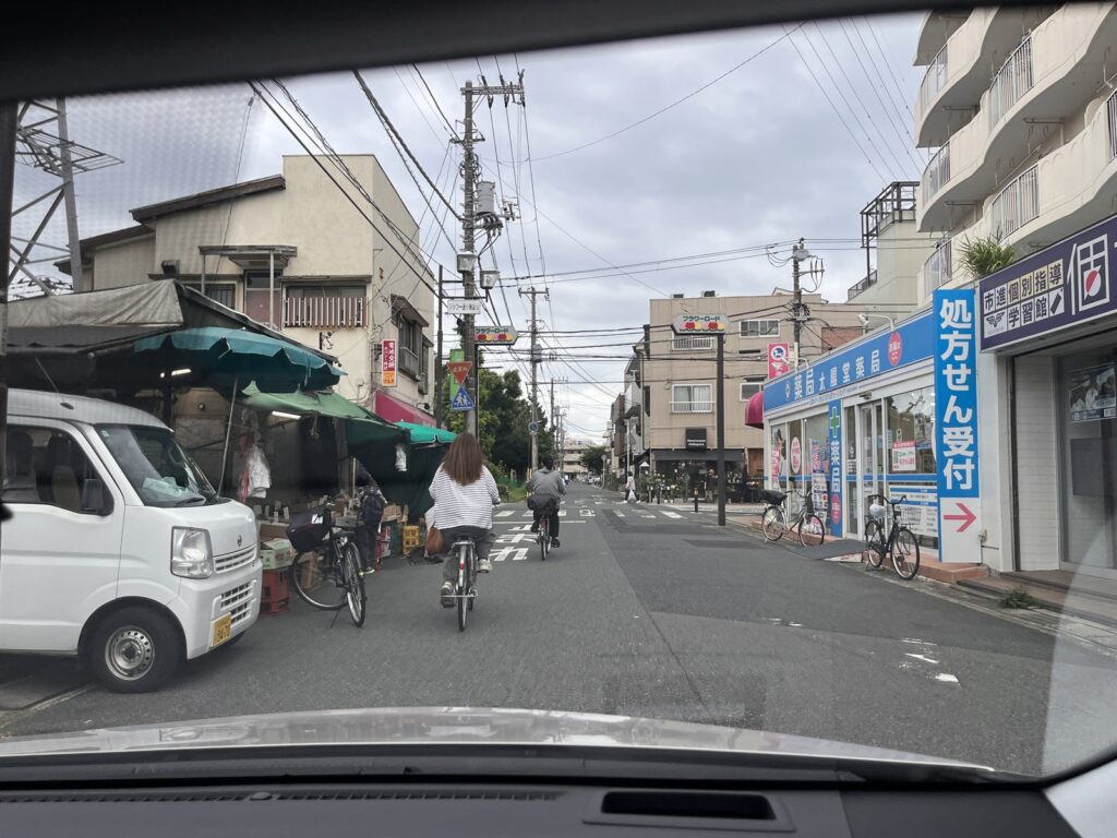 駅前公園周辺の見通しと左折に注意する道路