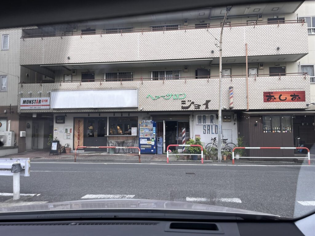 駅前公園東側のポールと内輪差に注意する左折地点