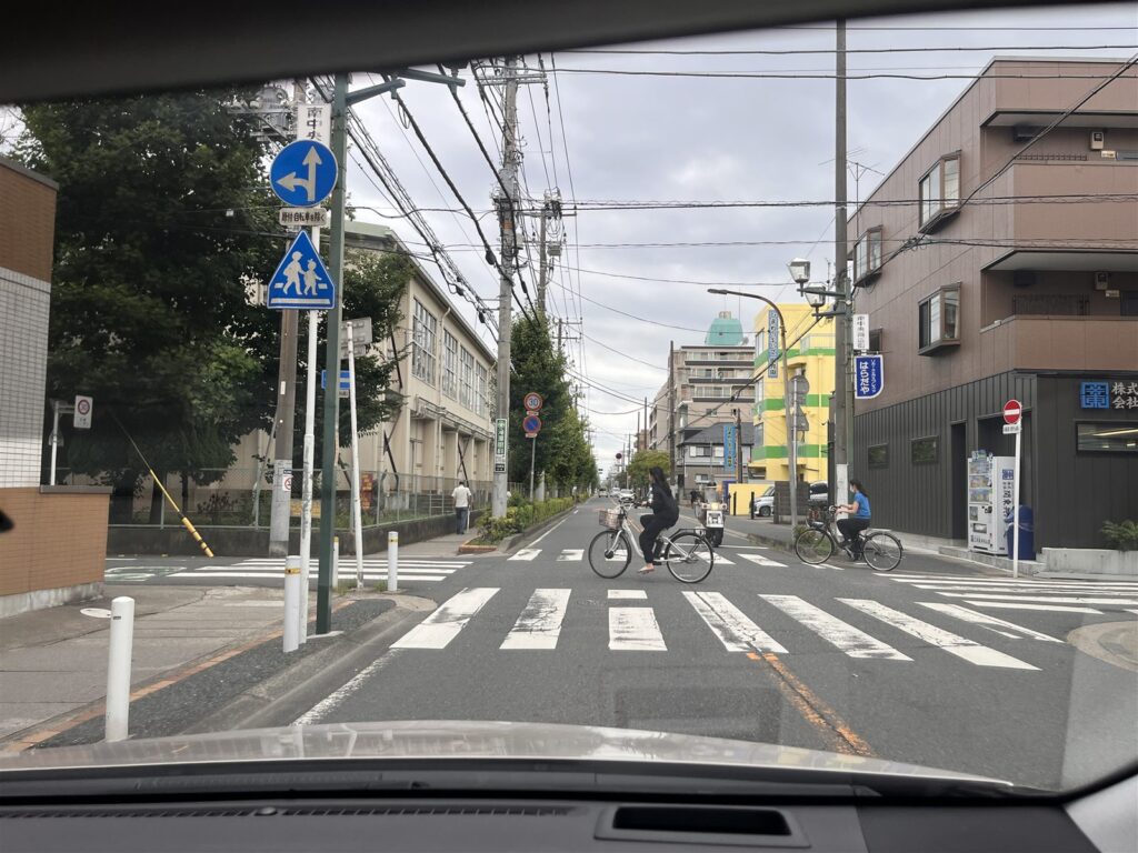 新浜小学校近くの横断歩道と予告表示
