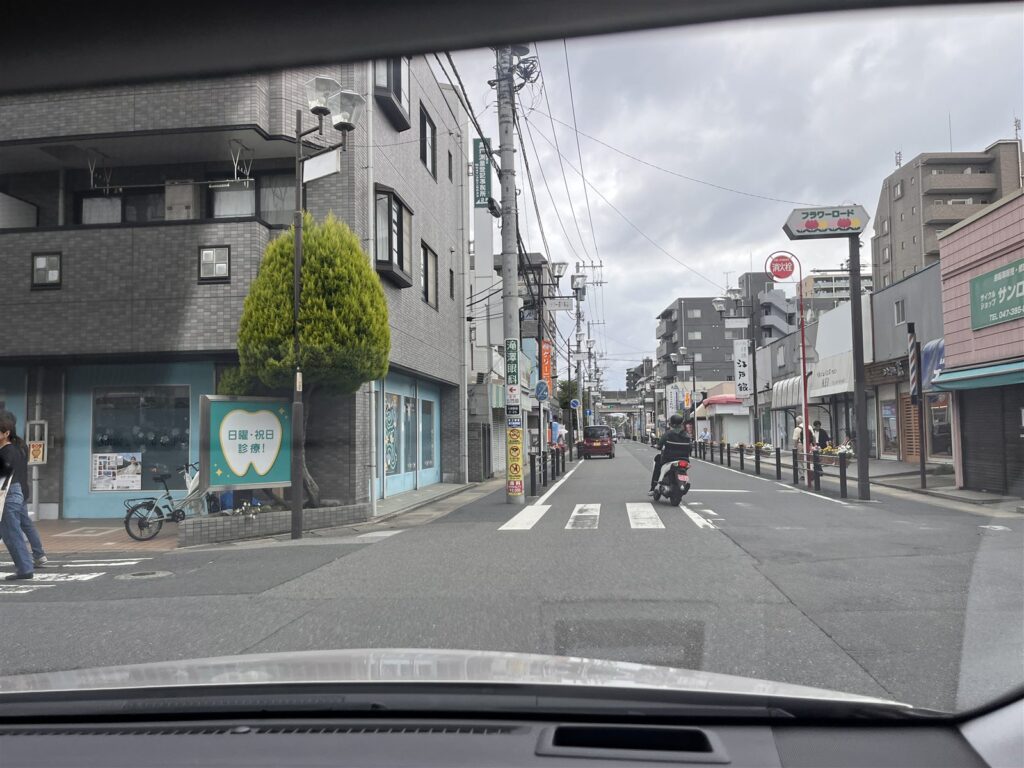 イオンバイク行徳店前の横断者を確認する道路