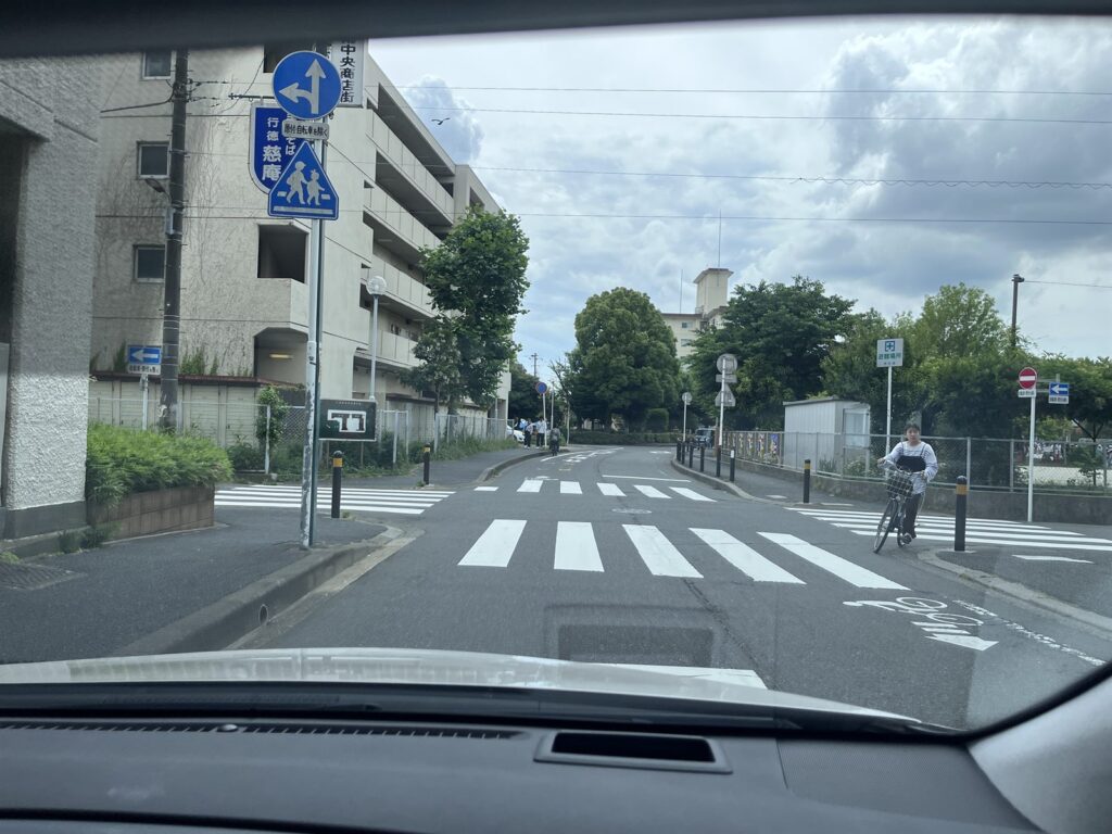 新浜小学校カーブの横断歩道を早めに確認する道路