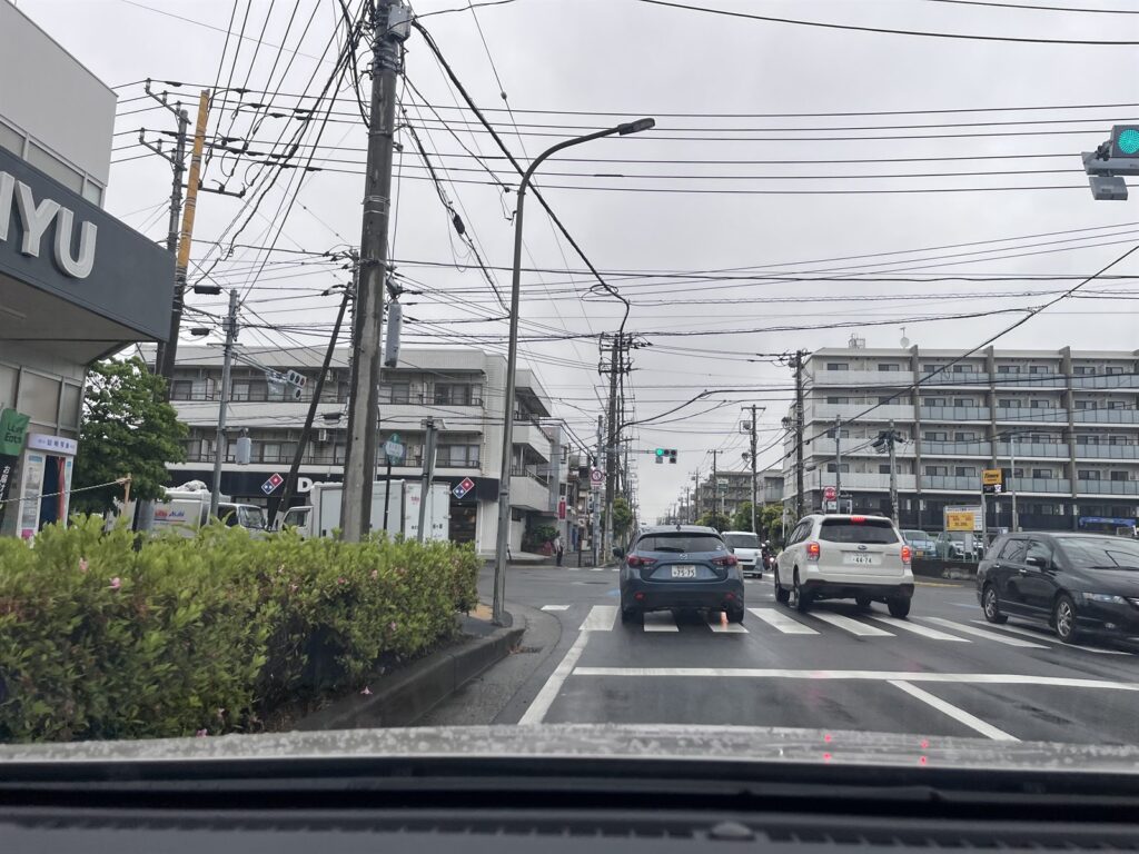 西友新浜店前の右折矢印を待つ交差点