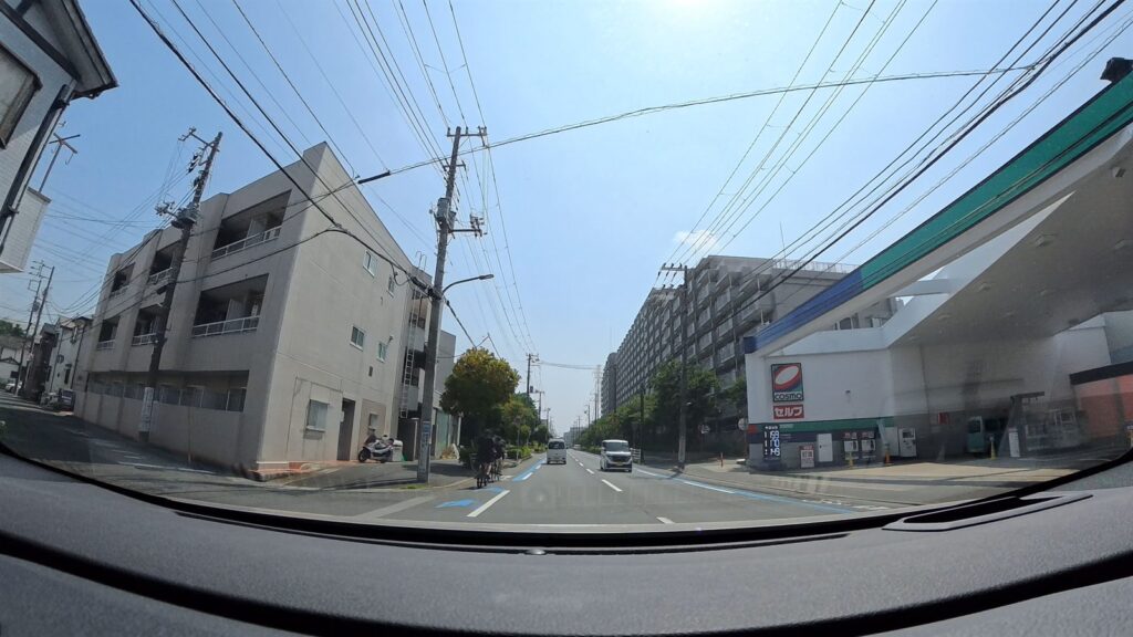 新浜通りの横断歩道と自転車に注意する道路