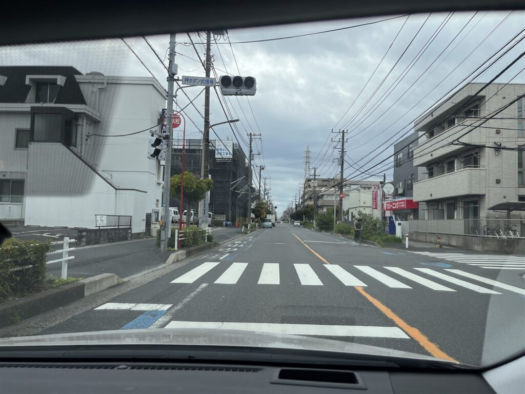 ワイズマート末広前の自転車に注意する道路