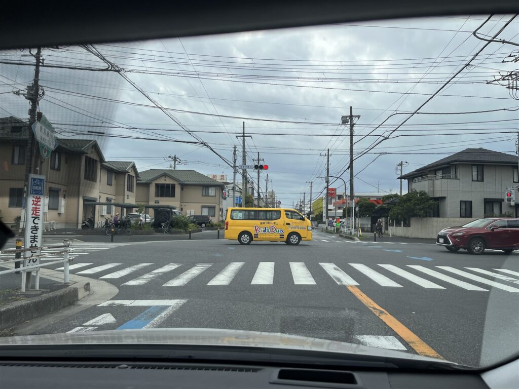 ガーデナ通りで右折と横断歩道を確認する交差点
