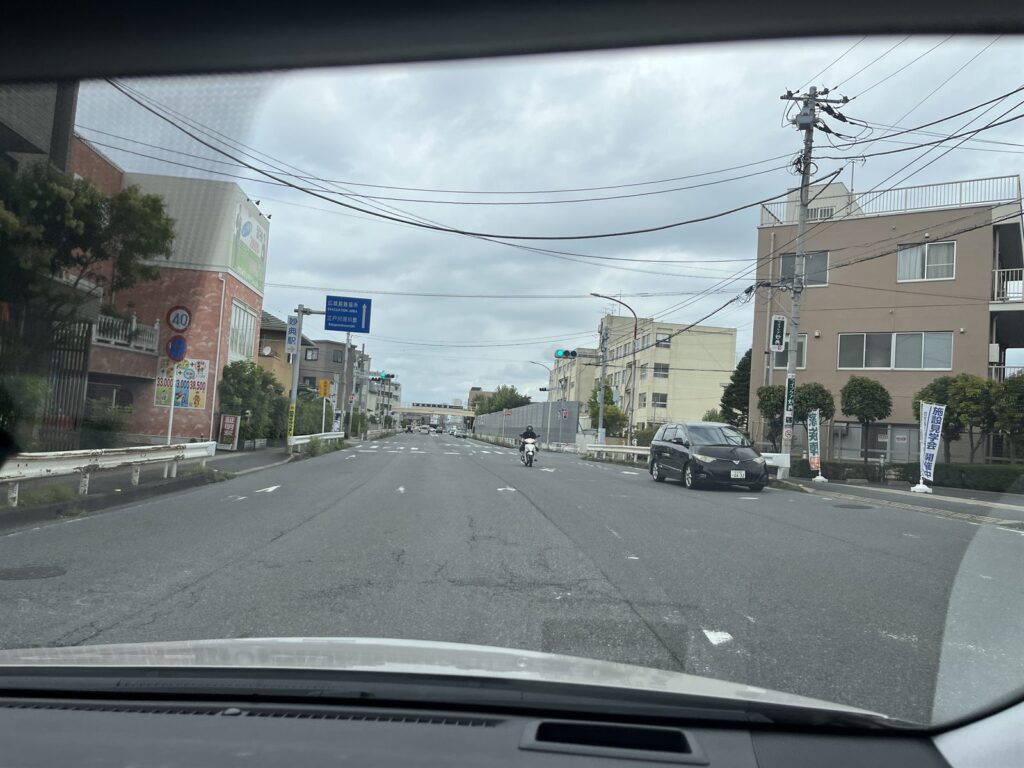 市川浦安バイパスで対向車を確認して右折する交差点