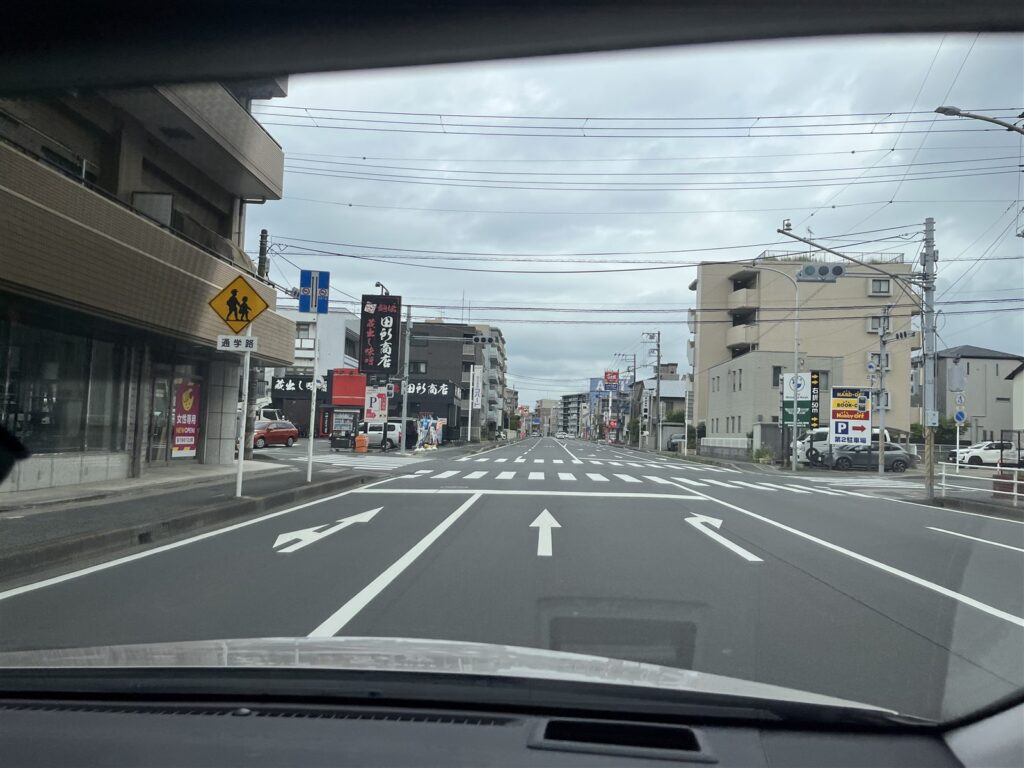 田所商店付近の右折先と横断歩道を確認する道路