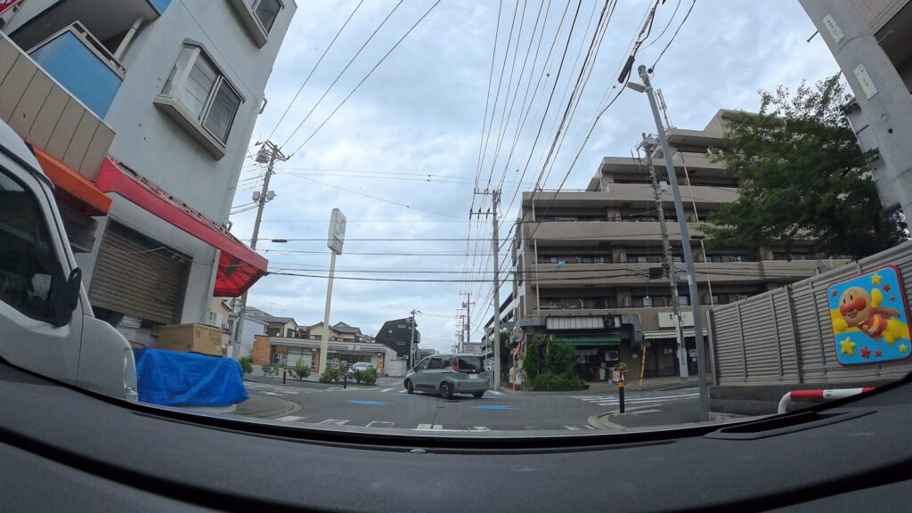 海彦付近で横断自転車に注意する道路