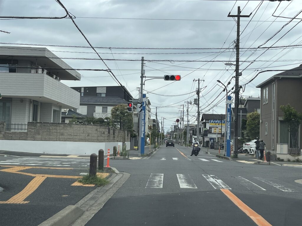 カリフォルニア道路の生活道路と交差点