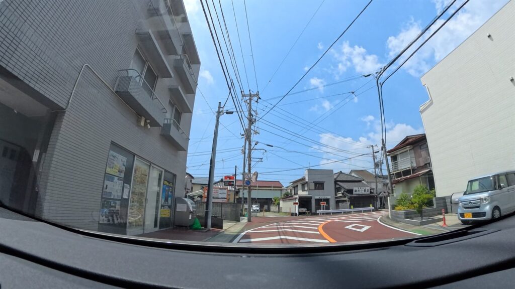 旧行徳街道S字カーブと車幅感覚を確認する道路