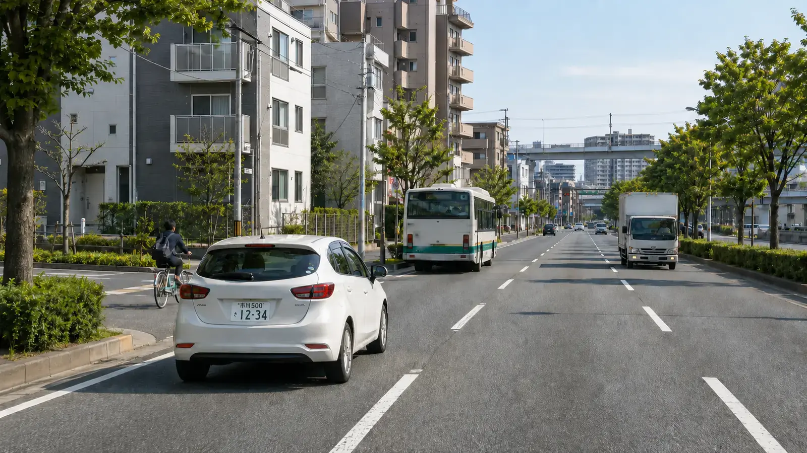 行徳・妙典方面の道路で自転車、路線バス、配送車を見ながら走る市川ナンバーの車