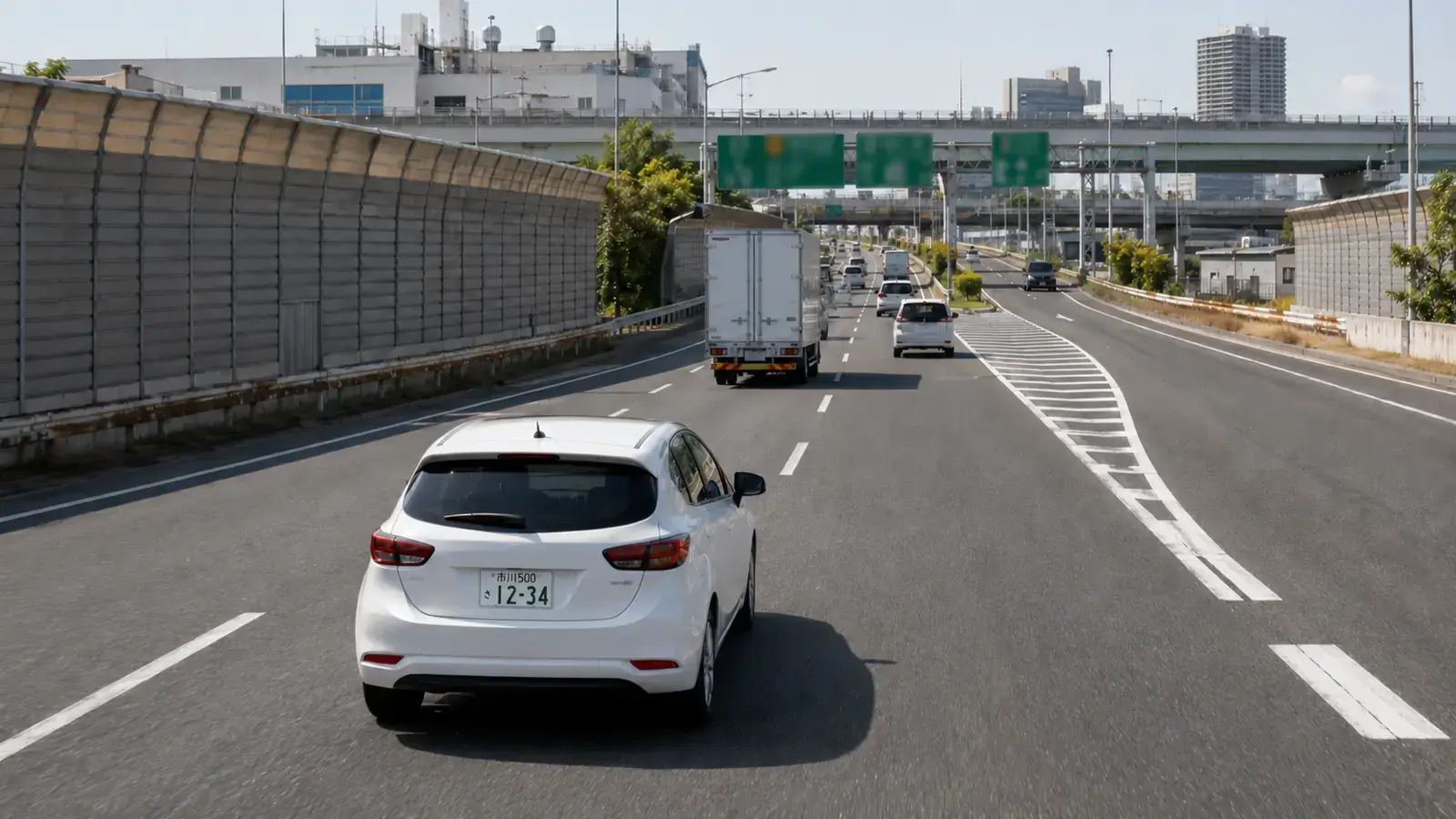 市川ナンバーの車で京葉道路入口方面へ向かう前に車線と前車を見ている講習イメージ