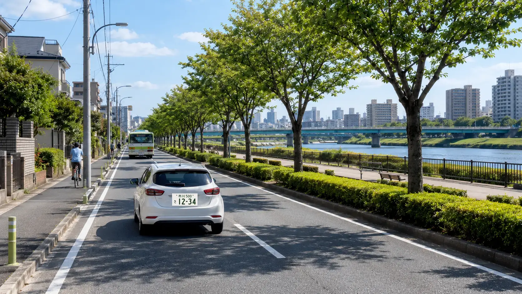 江戸川沿いの緑と市街地を結ぶ市川市の道路を走る市川ナンバーの車