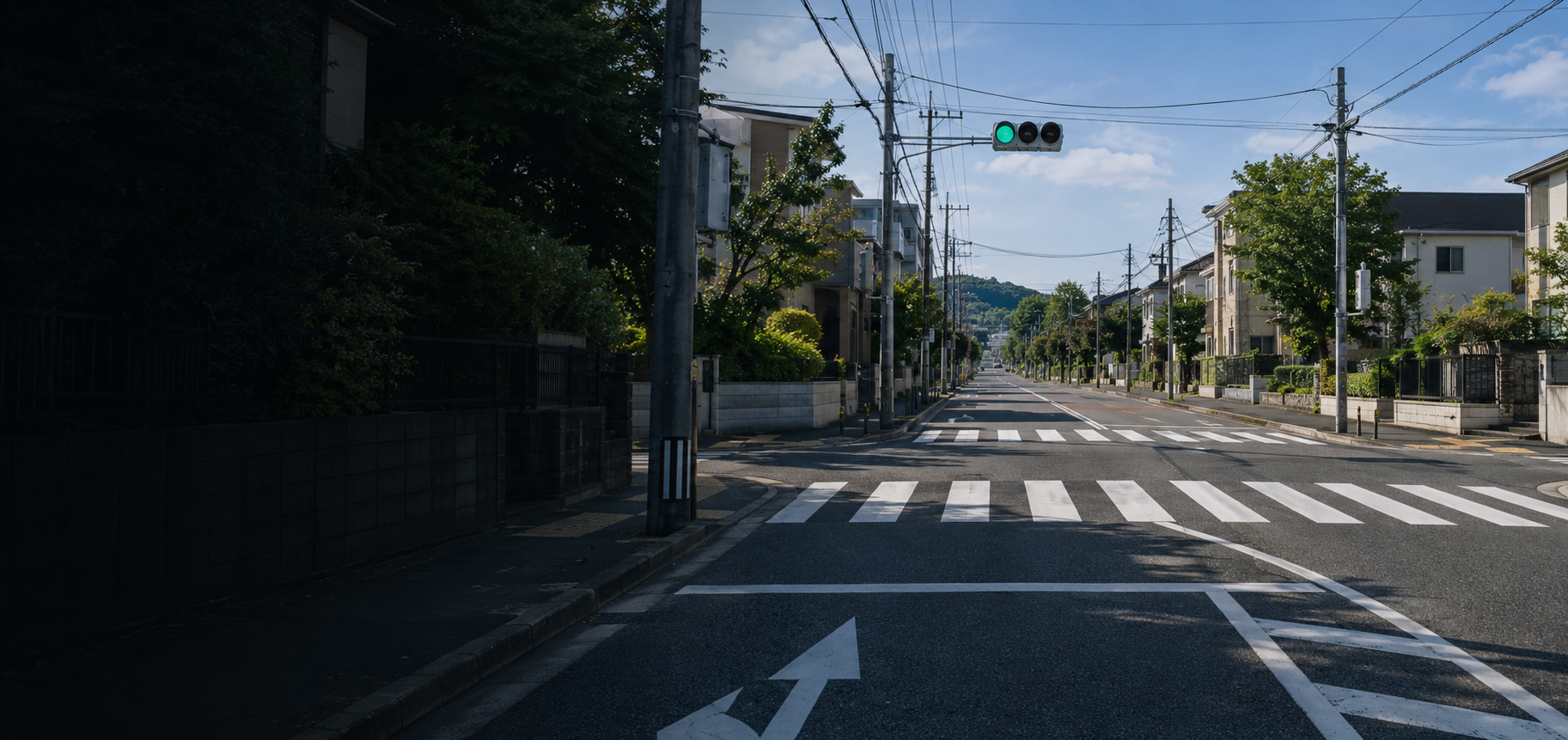 横断歩道と停止線がある住宅街の交差点
