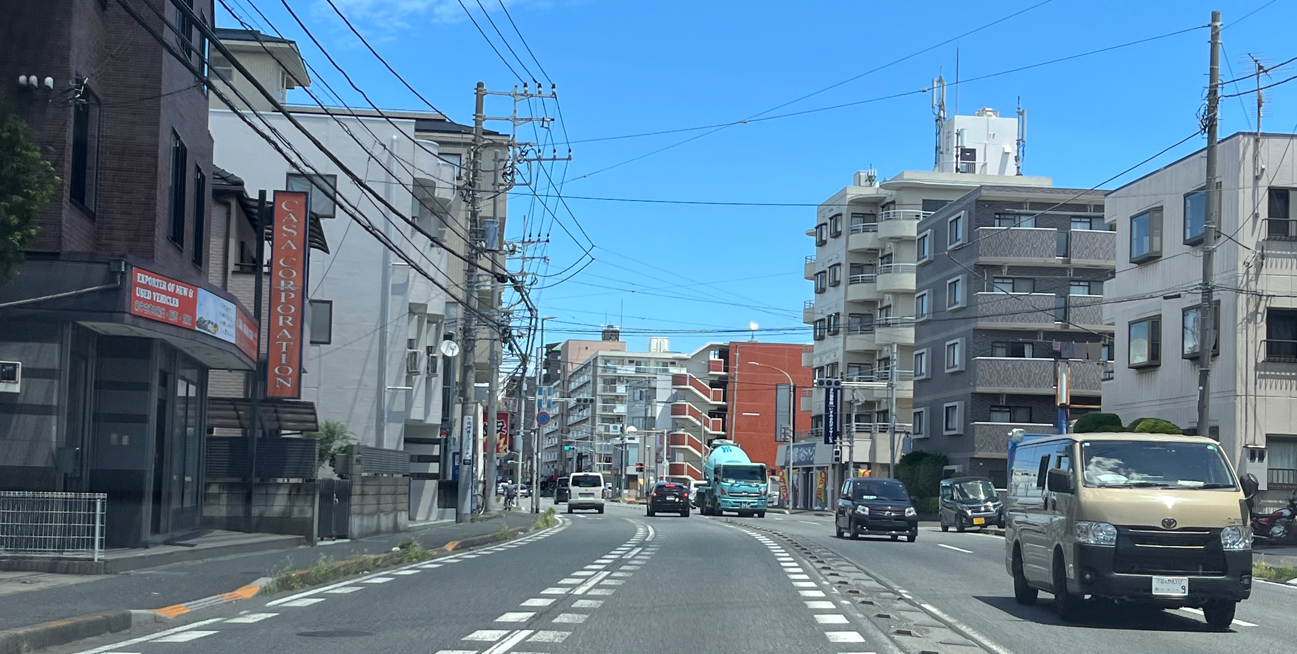 行徳バイパスで前方の車列が詰まり始めている道路