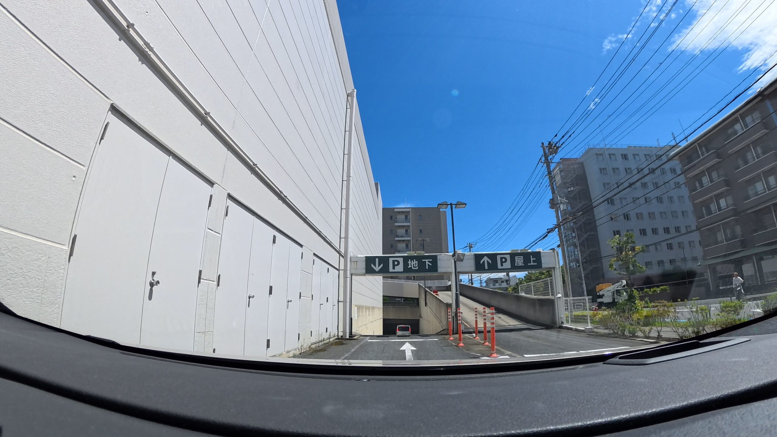 SOCOLA南行徳の地下駐車場と屋上駐車場の入口