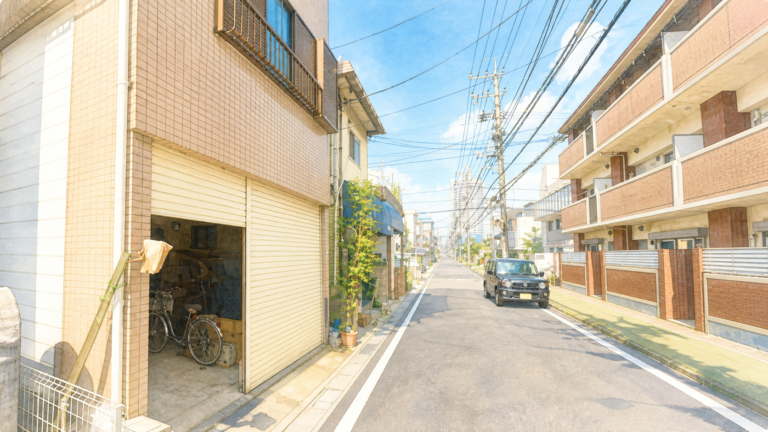 市川市の狭い生活道路と対向車を描いた運転練習用イラスト