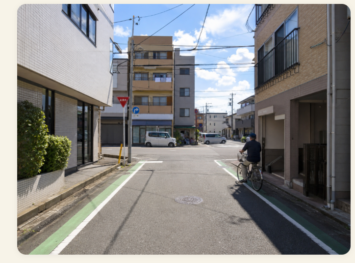 市川市の生活道路で自転車と交差点を確認する運転イメージ