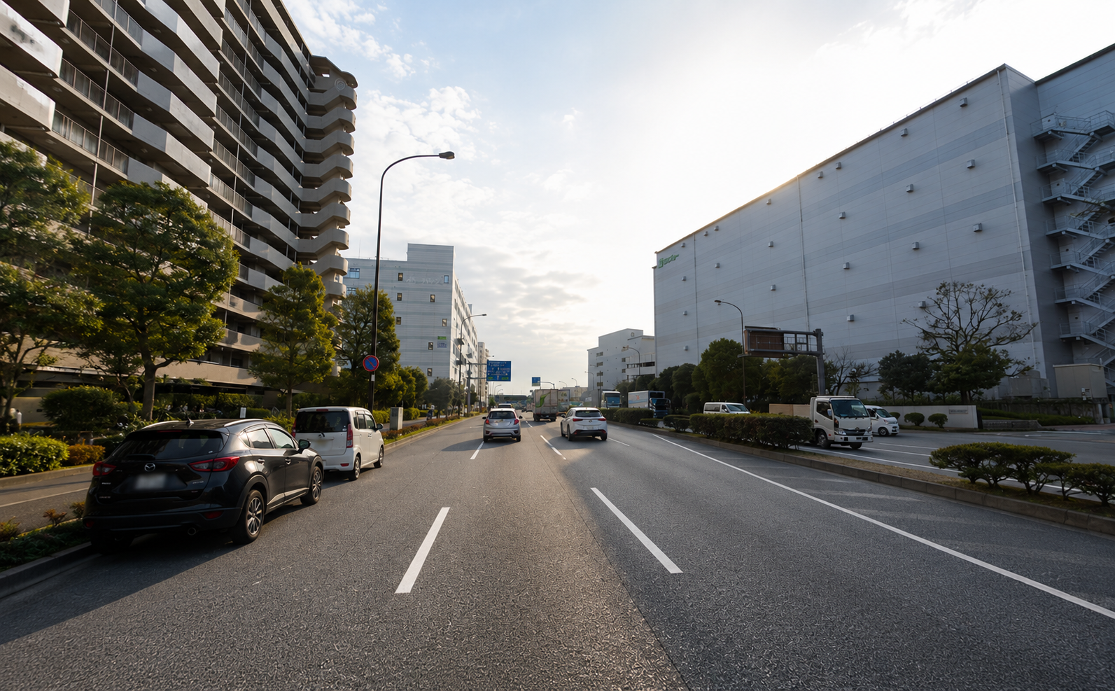 環七通りで停車車両との距離を取り進路変更のタイミングを確認する講習
