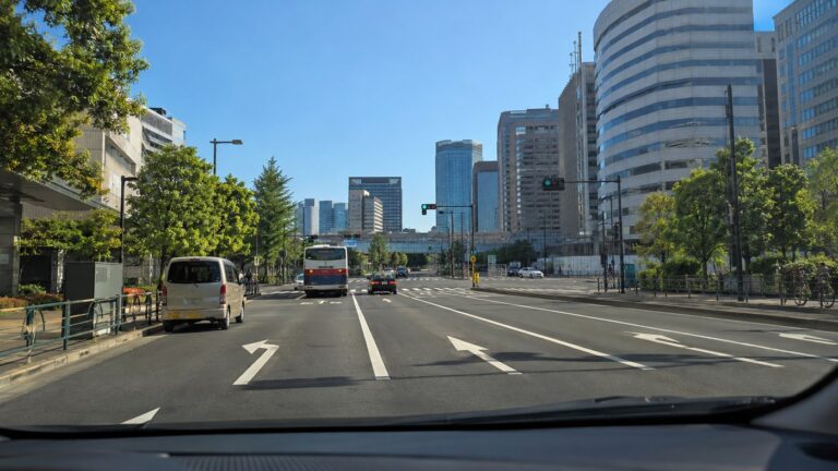 港区・品川駅周辺の多車線道路を運転席から見た様子