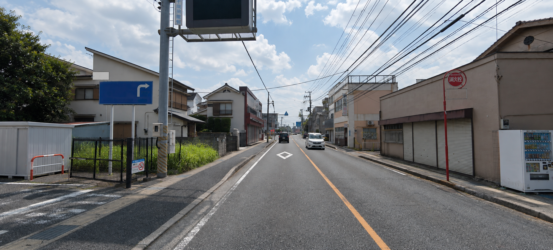 右折矢印の案内標識がある本八幡周辺の幹線道路