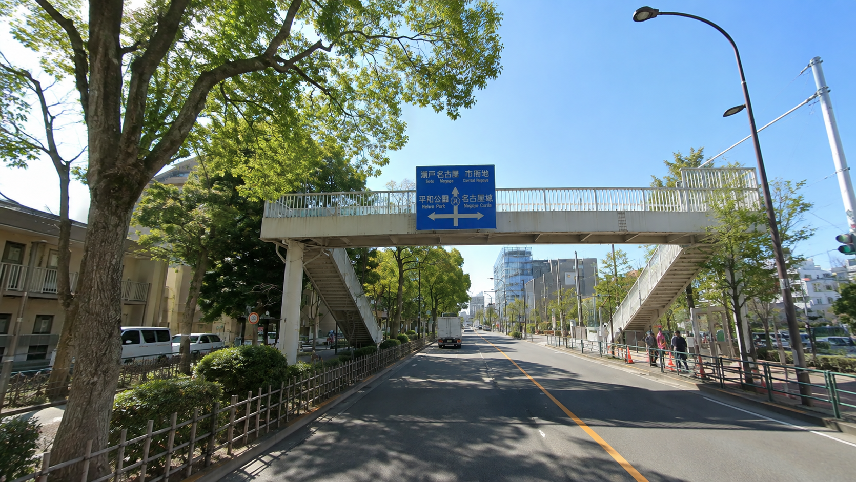 船堀街道から環七へ向かう道路で運転練習をする様子
