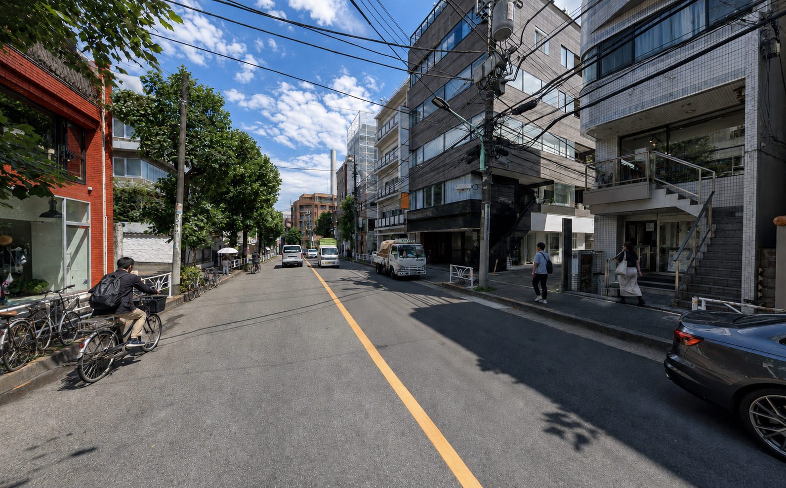 八幡通りで対向車や自転車に注意して走行する場面