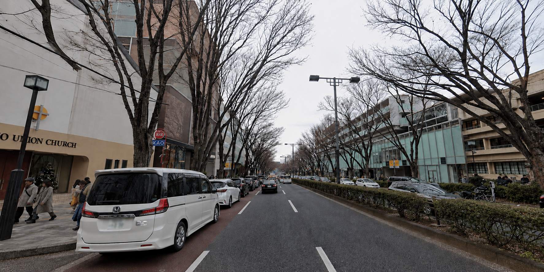 表参道・外苑前で小型モビリティに注意する場面